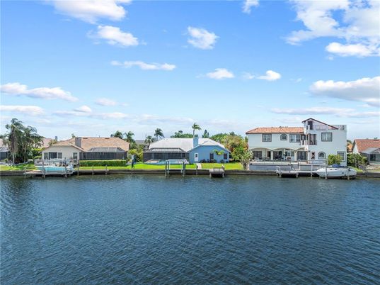 Exterior, Lake