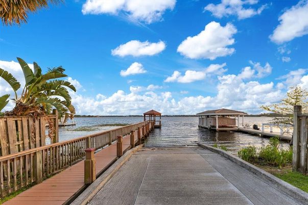 Exterior, Lake