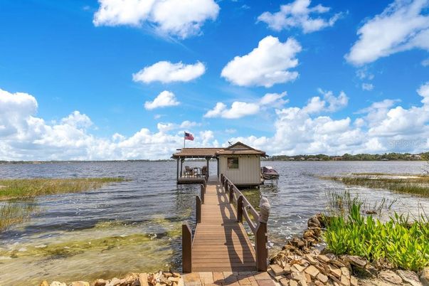 Exterior, Lake