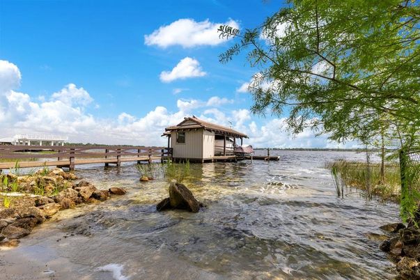 Exterior, Lake