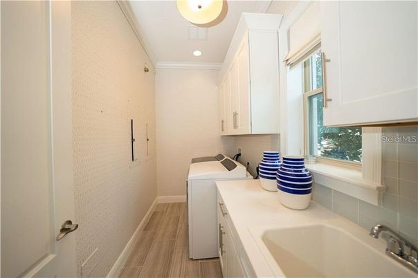 Interior, Recessed Lighting, Washer, Wood Texture Flooring