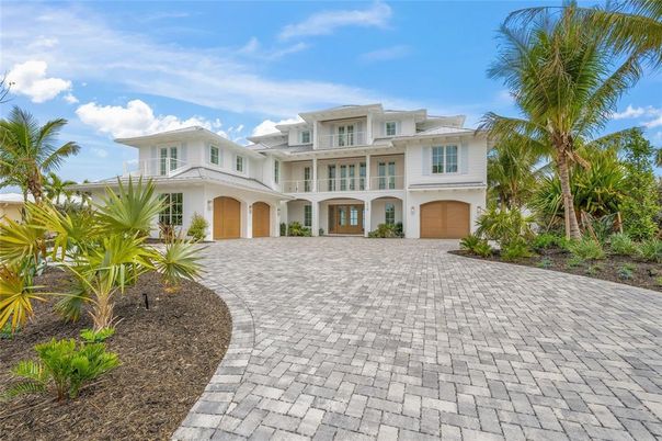 Attached, Exterior, Facade, Mediterranean