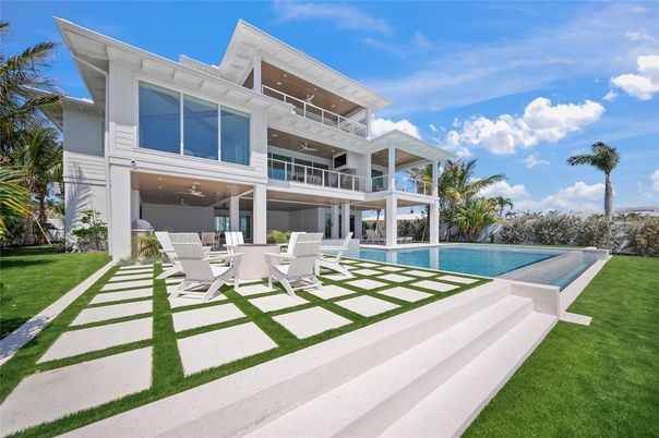 Backyard, Exterior, Facade, Pool, Modern