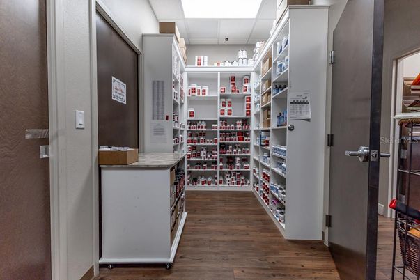 Interior, Walk-in Closets, Wood Texture Flooring