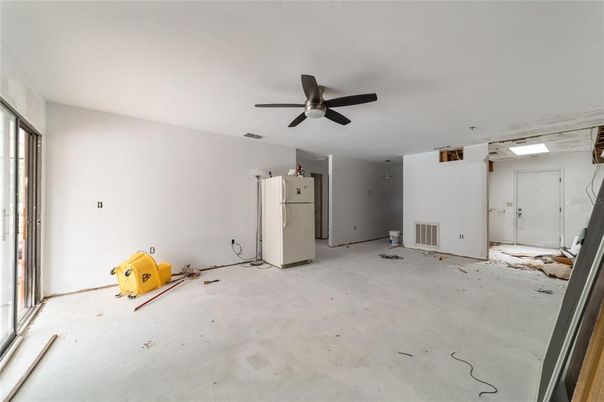 Empty room, Interior