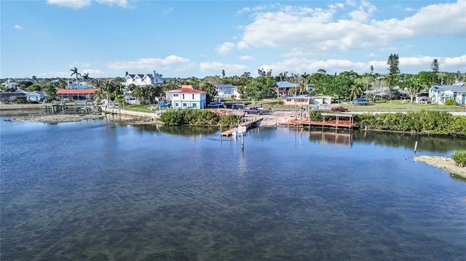Exterior, Lake