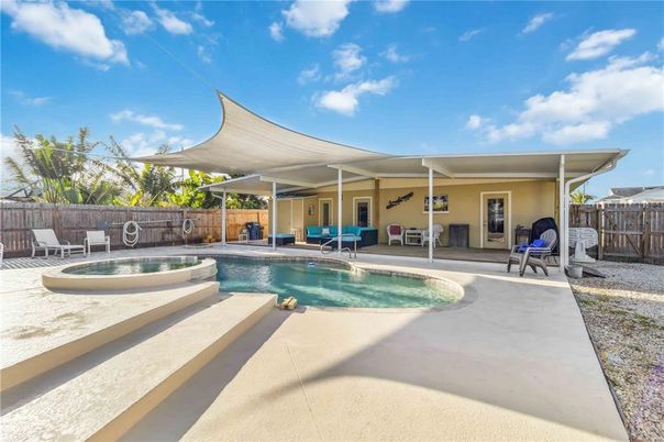 Exterior, Pool