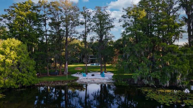Exterior, Lake