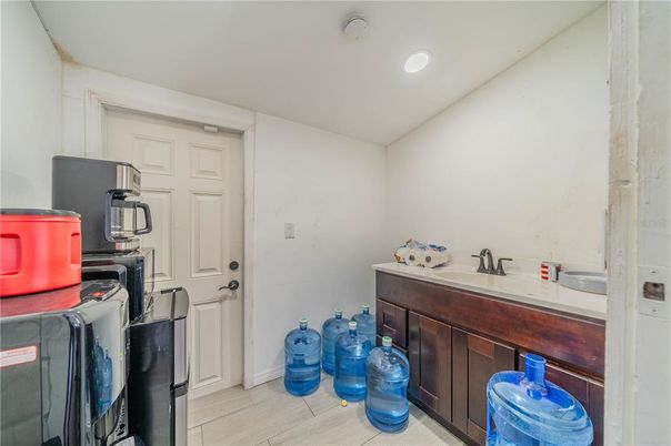 Interior, Recessed Lighting, Washer, Wood Texture Flooring