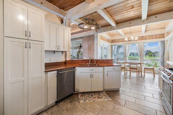 Dining room, Interior, Kitchen, Pendant Lights, Stainless Steel Appliances, Wooden Beams, Wooden Ceilings