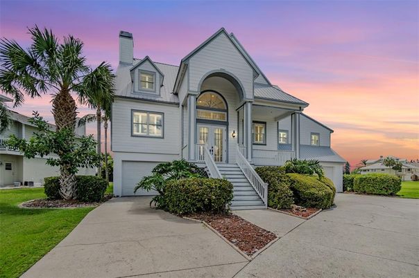 Attached, Exterior, Facade, Queen Anne Victorian
