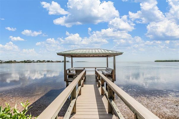 Exterior, Lake