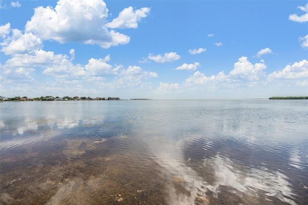 Exterior, Lake