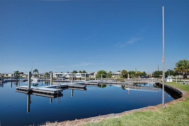 Exterior, Lake