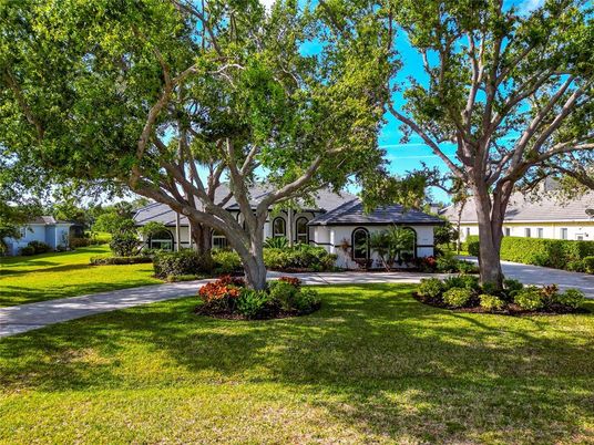 Backyard, Exterior, Facade, Ranch