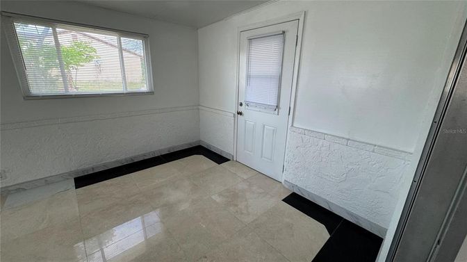 Empty room, Interior