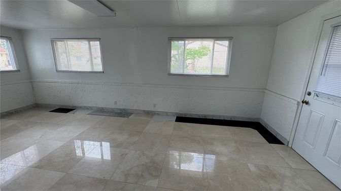 Empty room, Interior