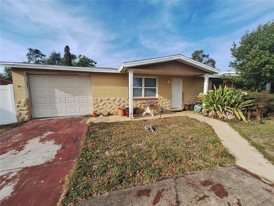Attached, Exterior, Facade, Ranch