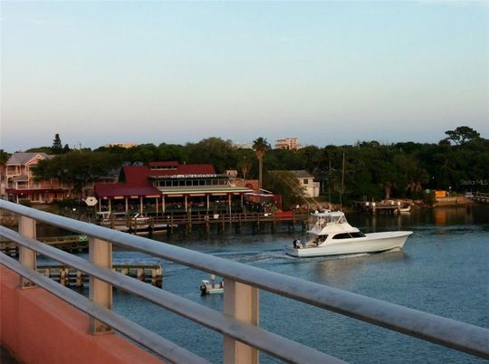 Exterior, Lake