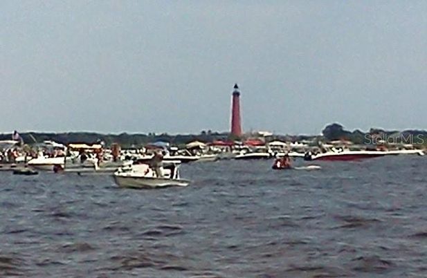 Exterior, Lake
