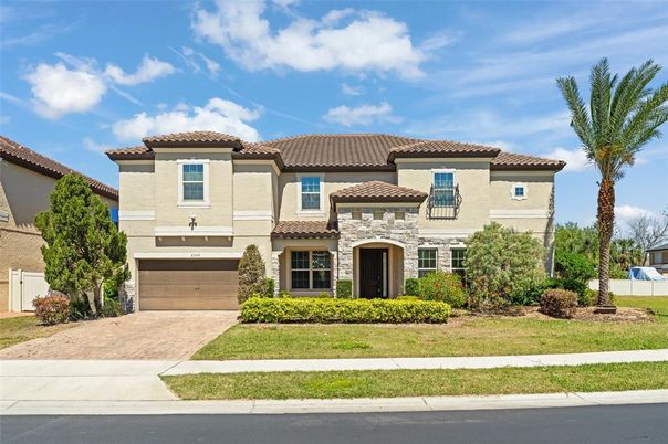 Attached, Exterior, Facade, Mediterranean