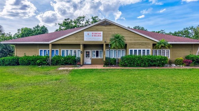 Exterior, Facade, Ranch