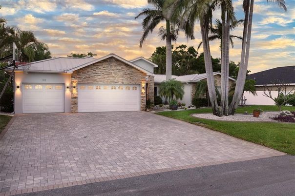 Attached, Exterior, Facade, Ranch