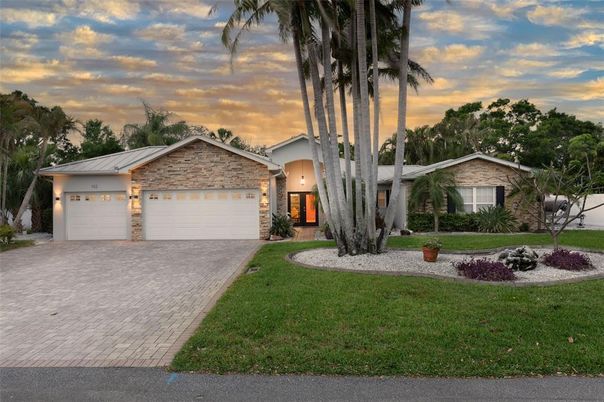 Attached, Exterior, Facade, Ranch