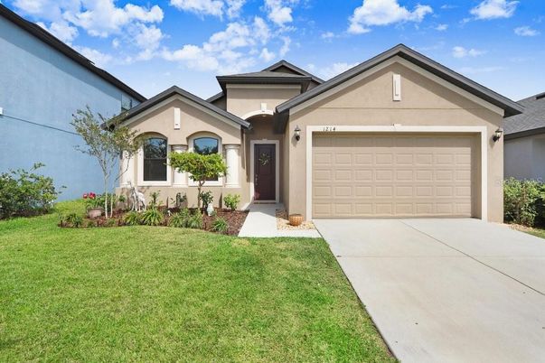 Attached, Exterior, Facade, American Craftsman