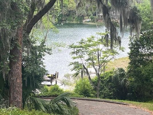Exterior, Lake