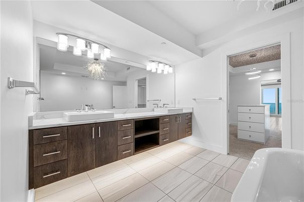 Bathroom, Dual Sink Vanities, Interior, Recessed Lighting