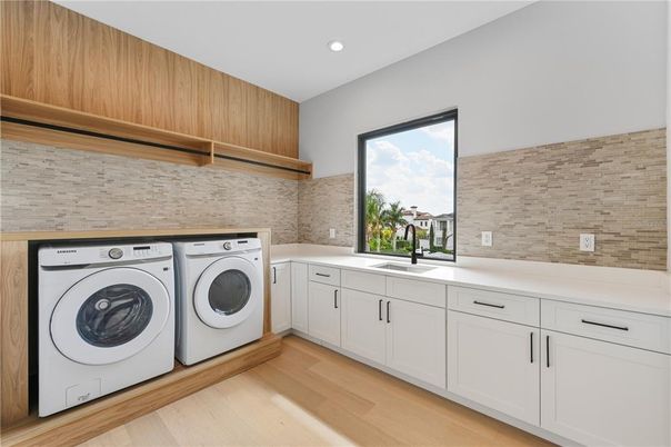 Interior, Recessed Lighting, Washer, Wood Texture Flooring
