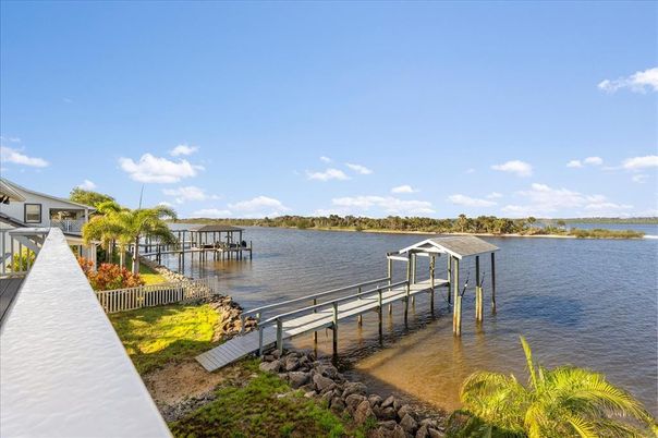 Exterior, Lake