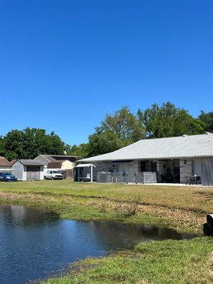 Exterior, Lake