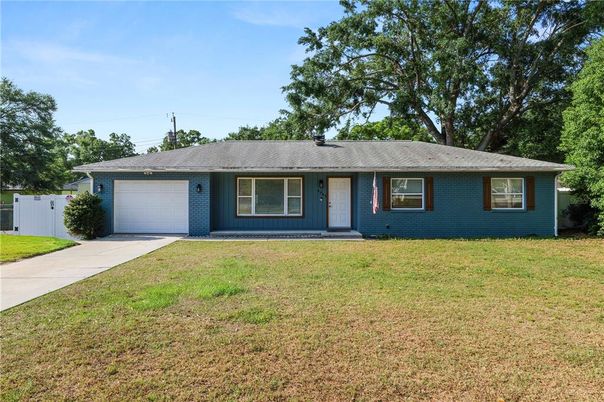 Attached, Exterior, Facade, Ranch
