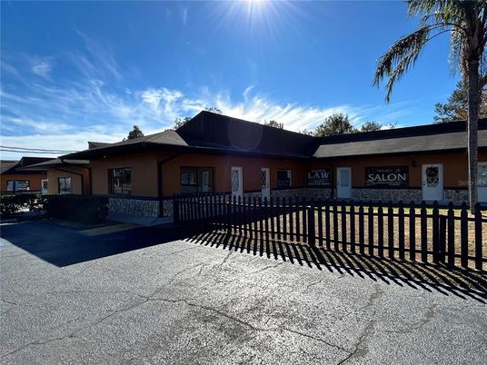 Exterior, Facade, Ranch