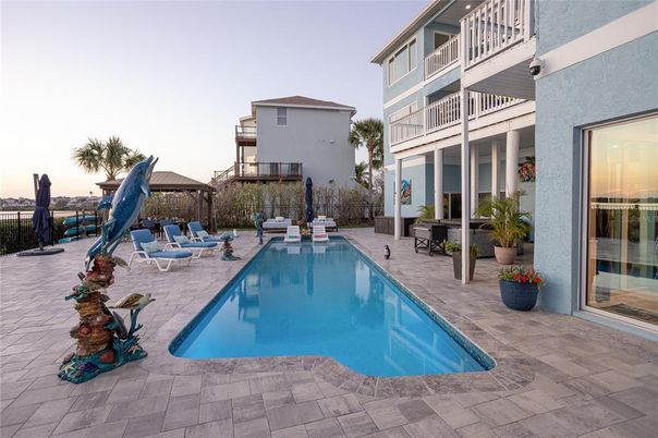 Exterior, Playground, Pool