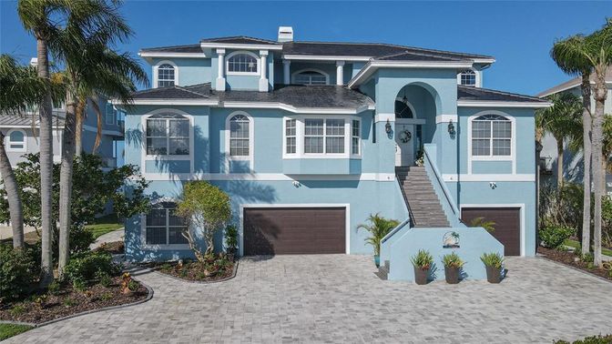 Attached, Exterior, Facade, Mediterranean