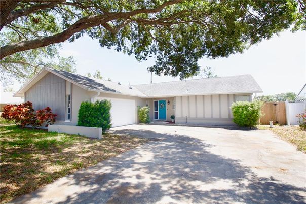 Attached, Exterior, Facade, Ranch
