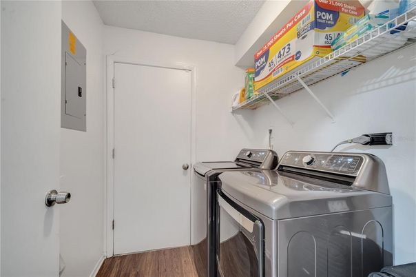 Interior, Washer, Wood Texture Flooring