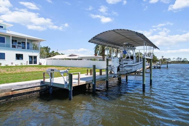 Exterior, Lake