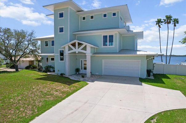 Attached, Exterior, Facade, Water, American Craftsman