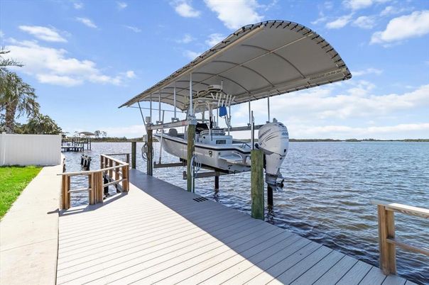 Exterior, Lake
