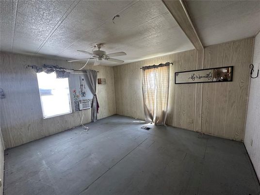 Empty room, Interior