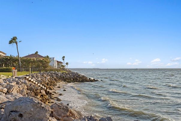 Exterior, Lake