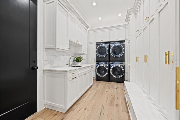 Interior, Recessed Lighting, Washer, Wood Texture Flooring