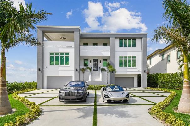 Attached, Exterior, Facade, Modern