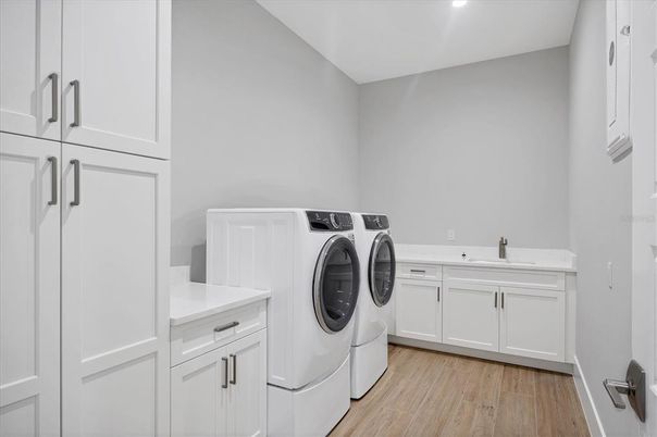 Interior, Recessed Lighting, Washer, Wood Texture Flooring