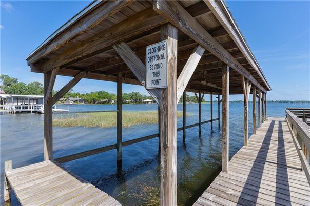 Exterior, Lake