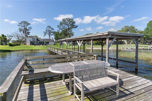 Exterior, Lake